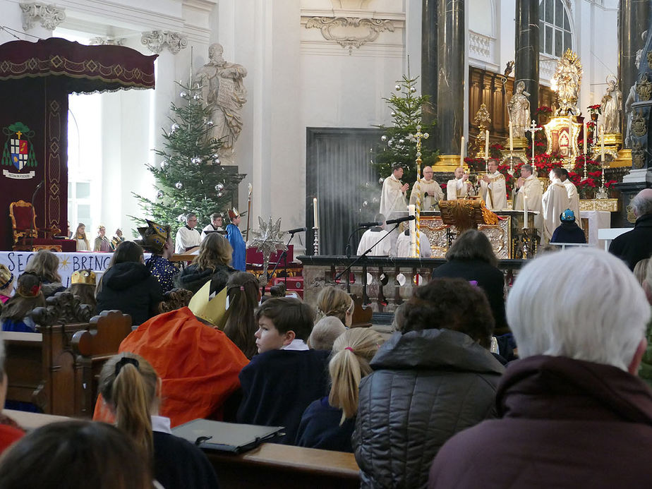 Aussendung der Sternsinger im Hohen Dom zu Fulda (Foto: Karl-Franz Thiede)